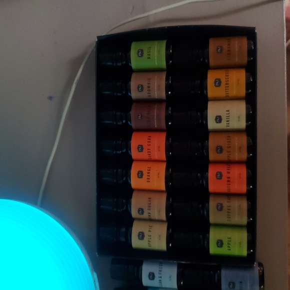 Essential Oil And Diffuser Set - Picture 5 of 6